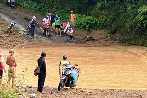Nước cầu tràn dâng cao, 480 hộ dân xã miền núi Nghệ An bị chia cắt