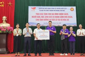 Đồng chí Nguyễn Việt Long, Phó Trưởng Ban Tuyên giáo và Dân vận Thành ủy TPHCM trao bảng tượng trưng quà tặng của đội ngũ trí thức thành phố trao tặng xã Hòa An, tỉnh Cao Bằng