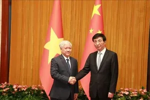 Chủ tịch Ủy ban Trung ương MTTQ Việt Nam Đỗ Văn Chiến và đồng chí Vương Hộ Ninh, Chủ tịch Chính Hiệp Toàn quốc Trung Quốc