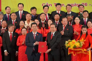 Đồng chí Trần Thanh Mẫn, Ủy viên Bộ Chính trị, Chủ tịch Quốc hội trao quyết định cho đồng chí Lê Quang Tùng