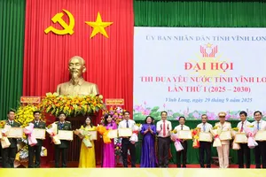 Tặng bằng khen đến các tập thể, cá nhân xuất sắc 