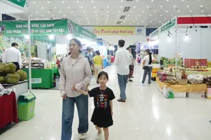 Người dân tham dự hội chợ. Ảnh: XUÂN QUỲNH 