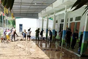Nghệ An khẩn trương dọn dẹp trường lớp sau bão số 10
