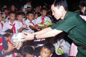 1.200 thiếu nhi Việt – Lào chung vui đêm hội Trung thu