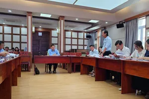 Đại diện Công ty TNHH Nhà Sài Gòn báo cáo tại buổi làm việc. Ảnh: ĐỖ TRÀ GIANG