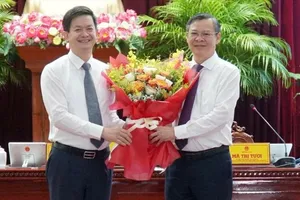 Bí thư Thành ủy Cần Thơ Lê Quang Tùng tặng hoa chúc mừng ông Trương Cảnh Tuyên, Phó Bí thư Thành ủy, Chủ tịch UBND TP Cần Thơ