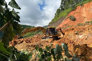 Đơn vị quản lý đường bộ huy động nhiều máy móc để nỗ lực khắc phục sạt lở trên Quốc lộ 48 qua xã Thông Thụ
