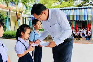 Đồng chí Nguyễn Phúc Hoàng, Bí thư Đảng ủy, Chủ tịch HĐND phường rạch Dừa trao học bổng cho các em học sinh có hoàn cảnh khó khăn vươn lên trong học tập.