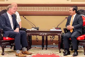 Chủ tịch UBND TPHCM Nguyễn Văn Được tiếp ông Burkhard Jung, Thị trưởng TP Leipzig. Ảnh: PHƯƠNG NAM