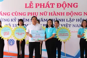 Chủ tịch Hội LHPN Việt Nam TPHCM Võ Ngọc Thanh Trúc trao công trình thành phố muôn sắc hoa đến xã Đất Đỏ. Ảnh: THÁI PHƯƠNG