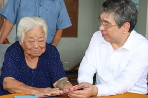 Phó Bí thư Thành ủy, Chủ tịch Ủy ban MTTQ Việt Nam TPHCM Nguyễn Phước Lộc thăm hỏi Mẹ Việt Nam Anh hùng Nguyễn Thị Chính. Ảnh THÁI PHƯƠNG