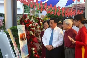 Các đại biểu tham quan triển lãm tại lễ kỷ niệm 105 ngày sinh nhà thơ Tố Hữu. Ảnh: Báo QĐND