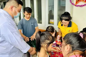 Mùa trăng trọn vẹn với bệnh nhi, trẻ khó khăn