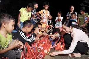 Trăng rằm thắp sáng tình thân