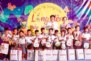 Báo SGGP mang Trung thu đến với học sinh nghèo Cần Thơ