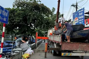 Người dân Chùa Hương mang thuyền tới hỗ trợ vùng rốn lũ Thái Nguyên