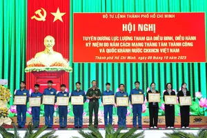 Bộ Tư lệnh TPHCM tuyên dương lực lượng tham gia diễu binh, diễu hành A80