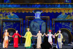 Màn trình diễn của các vị phu nhân Đại sứ Séc, Nhật Bản, Ukraine và Mỹ... với bộ sưu tập của các nhà thiết kế Việt Nam