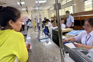 Người dân đến thực hiện thủ tục hành chính tại phường Gò Vấp, TPHCM. Ảnh: THANH HIỀN