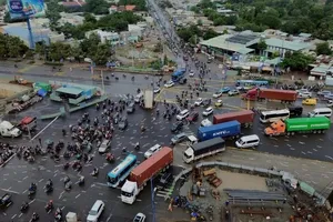 Phương tiện ùn ứ tại nút giao An Phú để vào cao tốc TPHCM - Long Thành, sáng 30-8