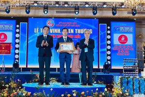 Ông Vũ Anh Khoa, Bí thư Đảng ủy, Chủ tịch HĐQT Saigon Co.op nhận bằng khen do UBND TPHCM trao tặng vì có nhiều đóng góp xuất sắc cho sự phát triển kinh tế thành phố