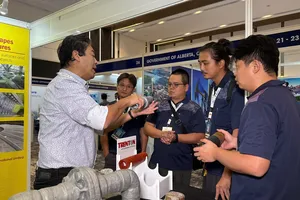 Các chuyên gia về ngành dầu khí trao đổi tại triển lãm