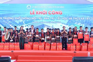 Thủ tướng Phạm Minh Chính trồng cây lưu niệm tại Trường phổ thông nội trú, bán trú Tiểu học và THCS xã Tây Giang, thành phố Đà Nẵng