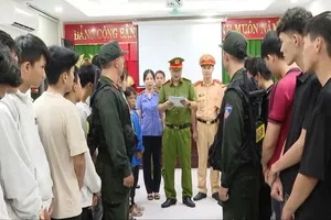 Cơ quan công an đọc lệnh khởi tố các đối tượng