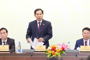 Phó Chủ nhiệm thường trực Văn phòng Quốc hội Lê Quang Mạnh chủ trì họp báo. Ảnh: QUANG PHÚC 