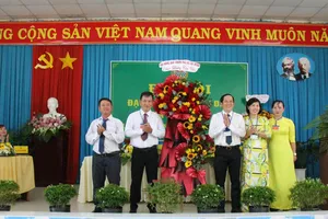 Đồng chí Trần Văn Mảng (thứ ba từ phải qua), Phó Chủ tịch Hội Nông dân TPHCM tặng hoa chúc mừng đại hội