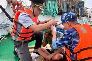 Tổ quân y khẩn trương sơ cứu ban đầu cho ngư dân
