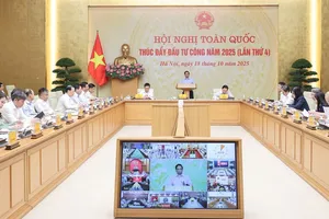 Thủ tướng Phạm Minh Chính chủ trì và phát biểu tại Hội nghị toàn quốc thúc đẩy đầu tư công năm 2025, sáng 18-10. Ảnh: VIẾT CHUNG