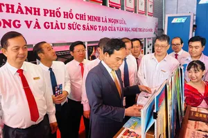 Trao tặng Không gian “Cây tri thức” và 126.000 quyển sách đến Học viện Cán bộ TPHCM