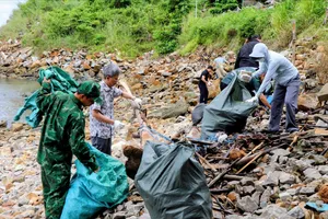 Chung tay làm sạch bãi biển tại Côn Đảo