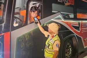 Lực lượng cảnh sát giao thông kiểm tra nồng độ cồn đối với tài xế xe kinh doanh vận tải. Ảnh: VĂN HUẾ