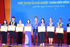 Bí thư Thứ nhất Trung ương Đoàn Bùi Quang Huy trao giải cuộc thi Dự án khởi nghiệp thanh niên nông thôn năm 2025