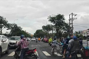 Gió mạnh cản trở hướng di chuyển của nhiều phương tiện. Ảnh: NGUYÊN KHÔI