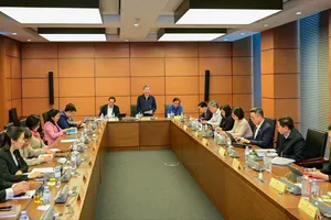 Các đại biểu thảo luận tại tổ chiều 23-10. Ảnh: ĐỖ TRUNG