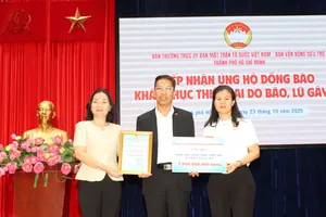 Đồng chí Trương Thị Bích Hạnh tiếp nhận và trao thư cảm ơn đến đơn vị ủng hộ đồng bào bị thiệt hại bởi bão lũ