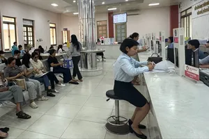 Người dân đến UBND phường Tân Bình, TPHCM làm thủ tục hành chính liên quan đất đai. Ảnh: THANH HIỀN