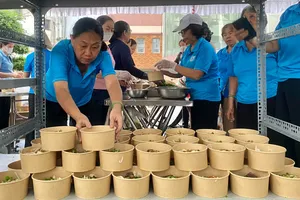 Ấm lòng chương trình “San sẻ yêu thương - Nghĩa tình Đất Thủ”