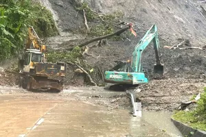 Khuyến cáo người dân tạm thời chưa lưu thông qua đèo Lò Xo do sạt lở