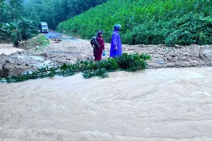 Lực lượng chức năng tại xã A Vương giăng dây cảnh báo các đoạn đường nguy hiểm