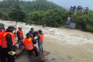 Đồn Biên phòng cửa khẩu Hồng Vân sử dụng dây thừng tiếp tế đồ ăn cho 107 người dân Ta Lo A Hố cô lập