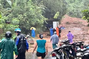 Sạt lở tuyến đường trên địa bàn xã A Vương (TP Đà Nẵng). Ảnh: BRIU QUÂN