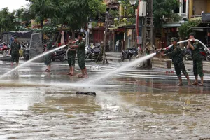 Hàng trăm cán bộ, chiến sĩ được huy động hỗ trợ người dân Hội An khắc phục hậu quả mưa lũ