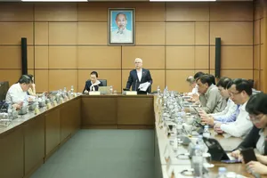 Đoàn đại biểu Quốc hội TPHCM thảo luận tại tổ sáng 7-11. Ảnh QUANG PHÚC