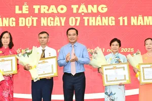 Đồng chí Nguyễn Văn Được trao Huy hiệu Đảng đến đảng viên