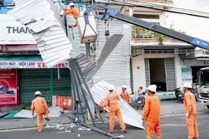 EVN huy động 1.300 người khắc phục lưới điện sau bão số 13