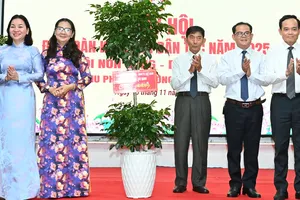 Bí thư Thành ủy TPHCM Trần Lưu Quang dự Ngày hội đại đoàn kết toàn dân tộc khu phố 5, phường Bình Thạnh